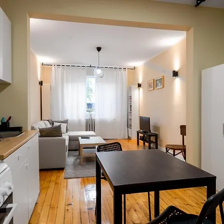 Charming One-bedroom Flat With Access To Garden Διαμέρισμα *