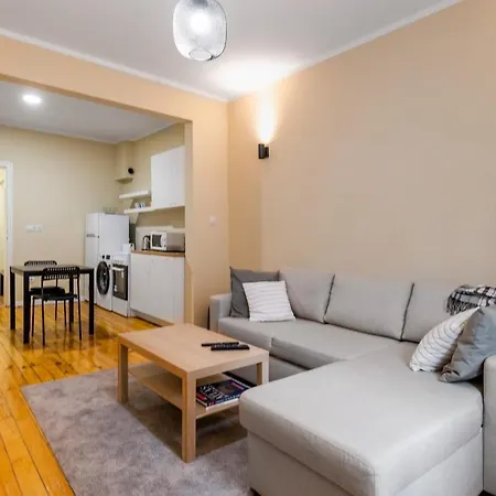 Charming One-bedroom Flat With Access To Garden Διαμέρισμα