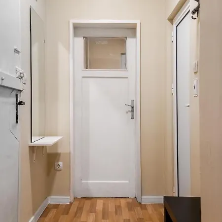Charming One-bedroom Flat With Access To Garden Διαμέρισμα